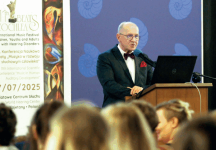 Prof. Henryk Skarżyński witający uczestników XI Konferencji Naukowej „Muzyka w rozwoju słuchowym człowieka”