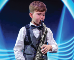 Chłopiec ze srebrnym saksofonem