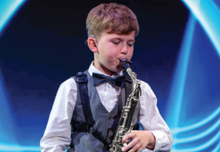 Chłopiec ze srebrnym saksofonem